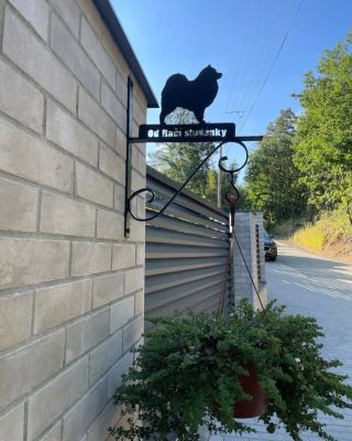 Držák na květiny pro pejskaře 😉 #kvetiny #drzaknakvetinac #zahrada #kovarnazlin #kovovedekorace #nazahrade