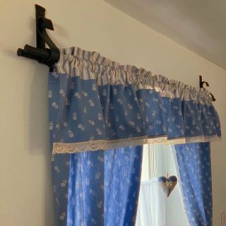 Garnýž Valaška je určena pro menší okna ve stylu roubenek. Může byt provedena v několika variantách buď v barvě kovářská...