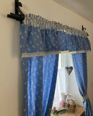 Garnýž Valaška je určena pro menši okna ve stylu roubenek. Může byt provedena v několika variantách buď v barvě kovářska...