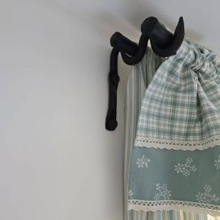 ✨ Kousek Valašska u vás doma ✨ Ručně zpracované garnýže, stylové úchytky, poctivé věšáky i držák na fujaru – vše laděné do...