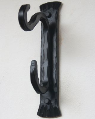 🏡 Doplňte svůj domov o detail, který má duši. Naše ručně kovaná garnýž Lípa je víc než jen praktický doplněk – je to...